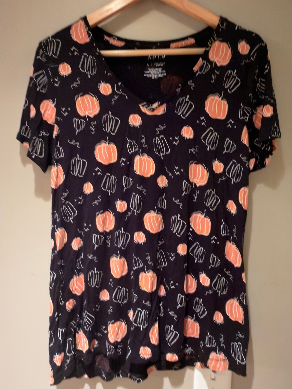 Apt. 9 Black Short Sleeve V-Neck Top with Fall Pumpkin Print L